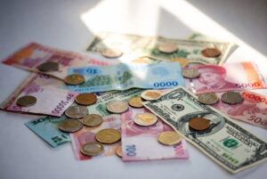 Rupiah Terus Terpuruk, Mengapa Kantong Masyarakat yang Paling Terancam?